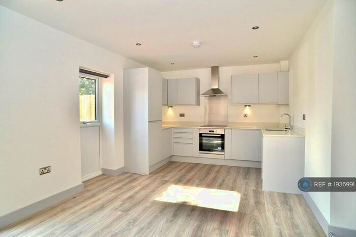 2 Bedroom Flat To Rent In Trinity Court, Leeds, LS9