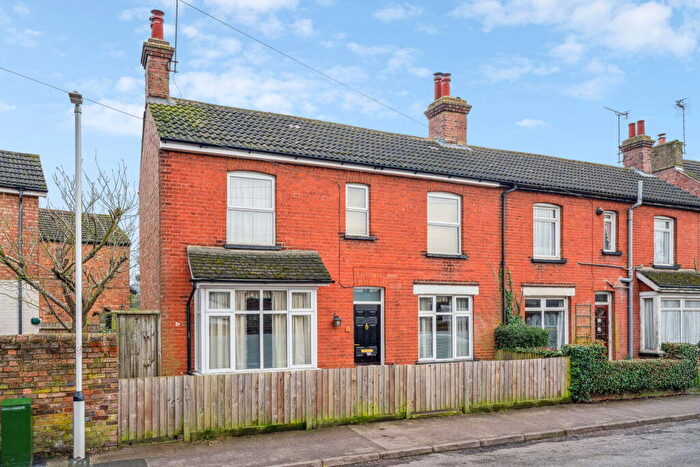 3 Bedroom Semi Detached House For Sale In West Parade, Dunstable, LU6