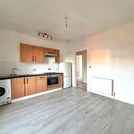 2 Bedroom Flat To Rent In Inchaffray Street, Perth, Perthshire, PH1