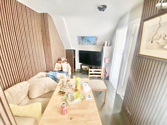 1 Bedroom Link Detached House To Rent In Lichfield Grove, N3