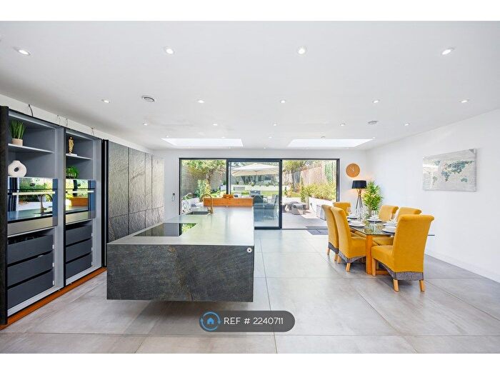 3 Bedroom Detached House To Rent In Charmouth Road, St. Albans, AL1