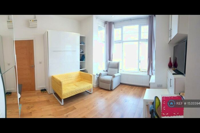 1 Bedroom Flat To Rent In Studio Room At Ramsden Road, London, N11