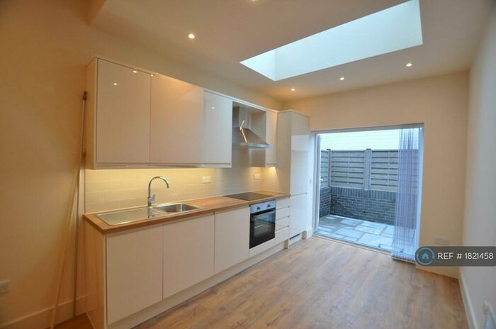 1 Bedroom Flat To Rent In High Road, London, N2