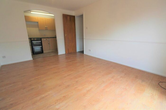 2 Bedroom Flat To Rent In Eleanor Way, Waltham Cross, EN8
