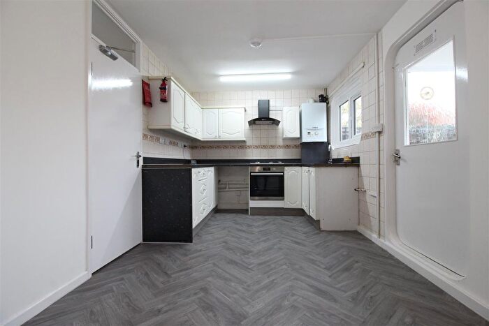 3 Bedroom End Terrace House To Rent In Robinsway, Waltham Abbey, EN9