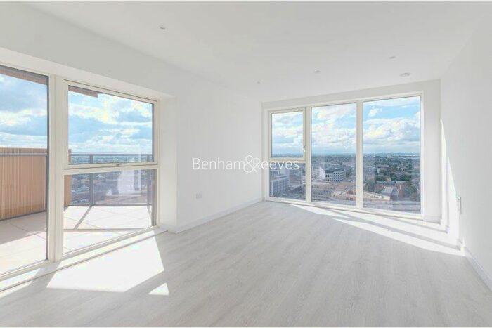 2 Bedroom Flat To Rent In High Street Quarter, Hounslow, TW3