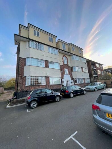 2 Bedroom Flat To Rent In Waverley Court, Windmill Hill, Enfield, EN2