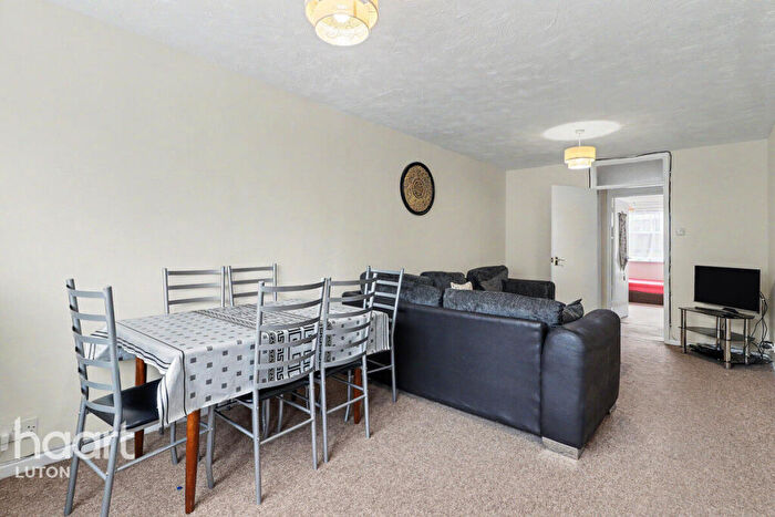 2 Bedroom Maisonette For Sale In Malzeard Road, Luton, LU3