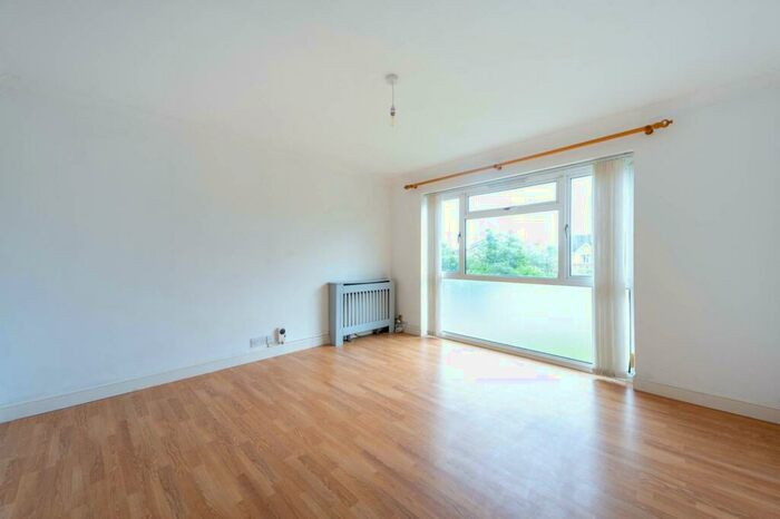 2 Bedroom Flat To Rent In Thicket Road, Sutton, SM1