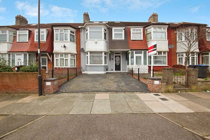 4 Bedroom Terraced House For Sale In Kendal Avenue, London, N18