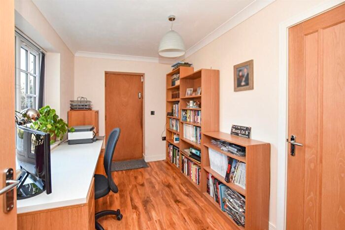 5 Bedroom Detached House For Sale In The Avenue, North Fambridge, CM3