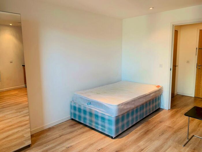 Flat To Rent In Crown Point Road, Leeds, Uk, LS9