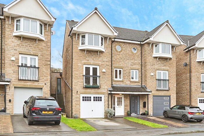 4 Bedroom Semi-Detached House For Sale In Pennythorne Drive, Yeadon, Leeds, LS19