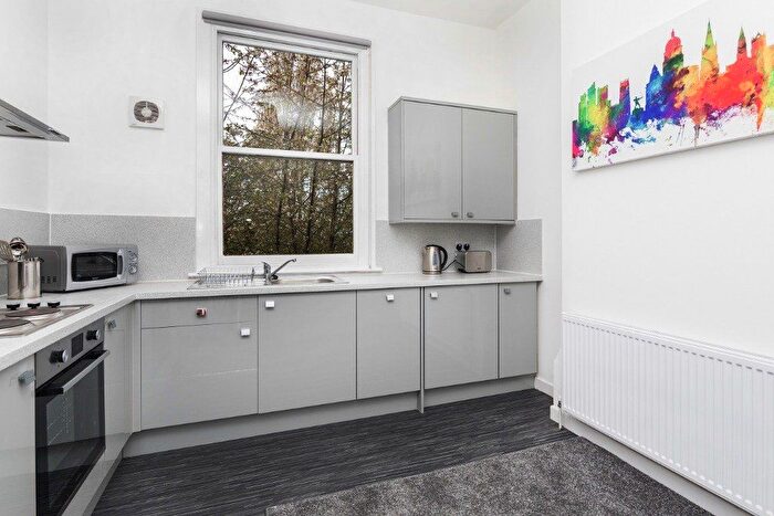 2 Bedroom Flat To Rent In Waterloo Crescent, Nottingham, Nottinghamshire, NG7