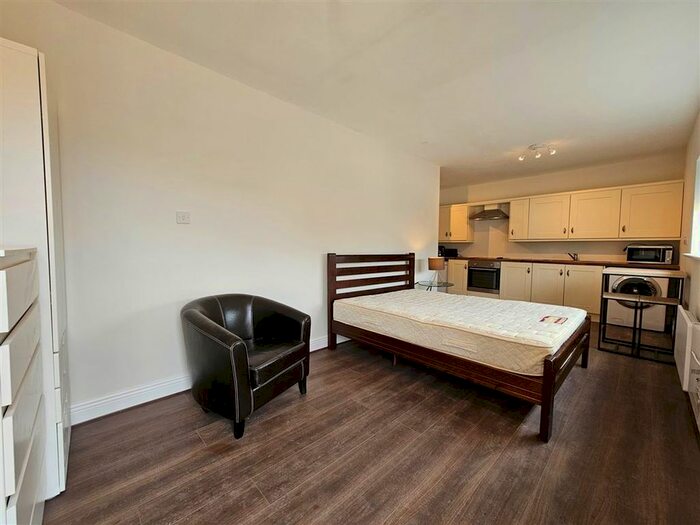 Studio To Rent In Anerley Road, Westcliff-On-Sea, SS0