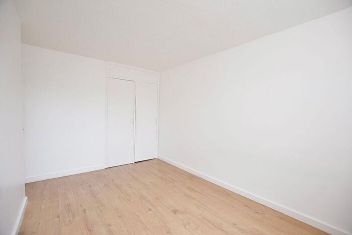 3 Bedroom Maisonette To Rent In Gainsborough Avenue, Manor Park, E12