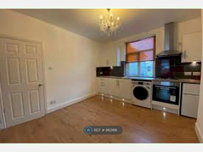 2 Bedroom Flat To Rent In Top Floor, Bristol, BS2
