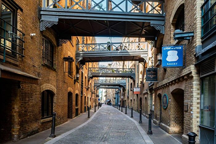 2 Bedroom Flat For Sale In Three Oak Lane, London Bridge, London, SE1