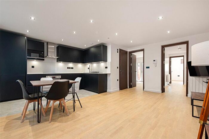 6 Bedroom Apartment To Rent In Holloway Road, Islington, London, N19