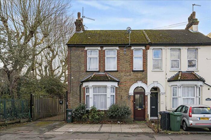 3 Bedroom Semi Detached House For Sale In The Brent, Dartford, DA1