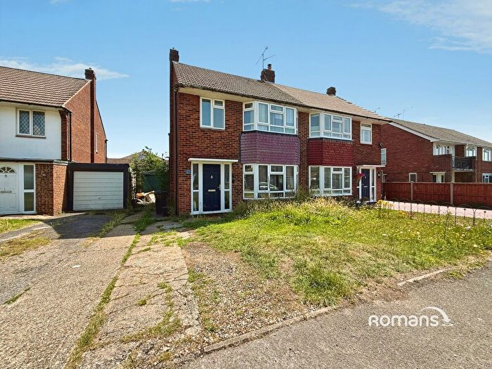 3 Bedroom Property To Rent In Keswick Gardens, Woodley, Reading, RG5
