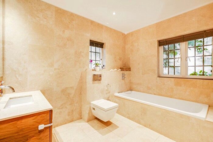4 Bedroom Property To Rent In Raeburn Close, Hampstead Garden Suburb, NW11