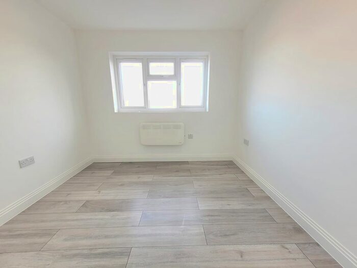 Studio To Rent In Swanfield Road, Waltham Cross, EN8