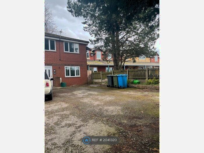 3 Bedroom Semi-Detached House To Rent In Springbank Street, Oldham, OL8