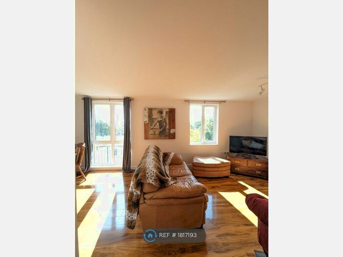 2 Bedroom Flat To Rent In Vellacot Close, Cardiff, CF10