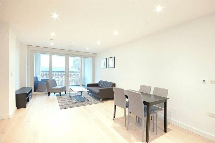 2 Bedroom Flat To Rent In Walworth Road, Elephant And Castle, London, SE17