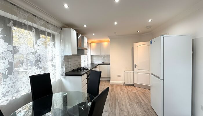 2 Bedroom Flat To Rent In Claremont Close, London, E16