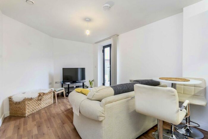 2 Bedroom Flat To Rent In Island Farm Road, West Molesey KT8