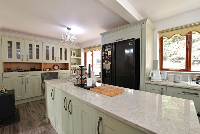 4 Bedroom Detached House For Sale In Hillcrest View, Basildon, Essex, SS16