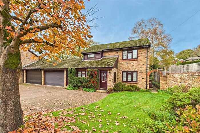 4 Bedroom Link Detached House For Sale In Forest End Road, Sandhurst, Berkshire, GU47