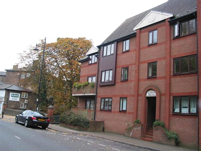 1 Bedroom Flat To Rent In Church Street, Staines-Upon-Thames, Middlesex, TW18