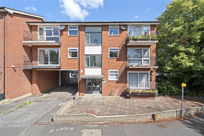 2 Bedroom Flat For Sale In Wickham Close, New Malden, KT3