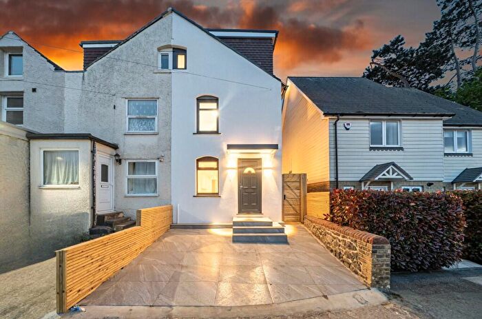 4 Bedroom End Of Terrace House For Sale In Queens Road, Maidstone, Kent, ME16