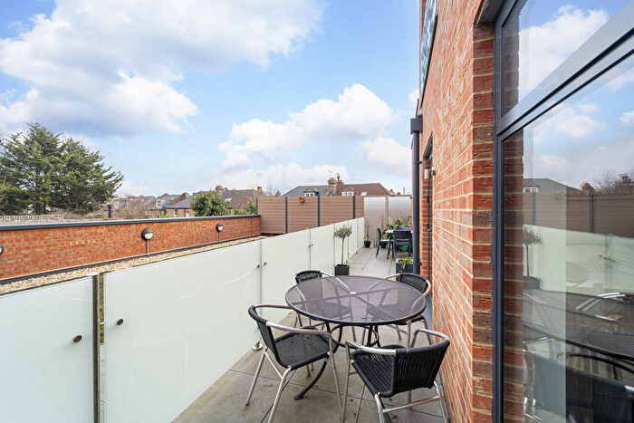 2 Bedroom Apartment For Sale In Tottenham Lane, Crouch End, N8