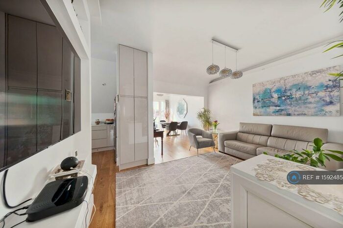 2 Bedroom Flat To Rent In Park Drive, London, NW11