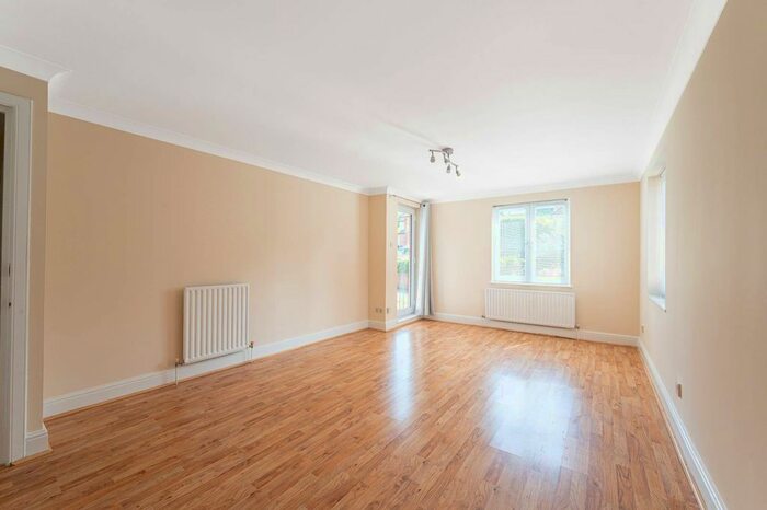 2 Bedroom Flat To Rent In Holden Road, Woodside Park, London, N12