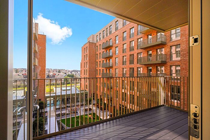 3 Bedroom Flat To Rent In Ribbon Lane, London, NW2