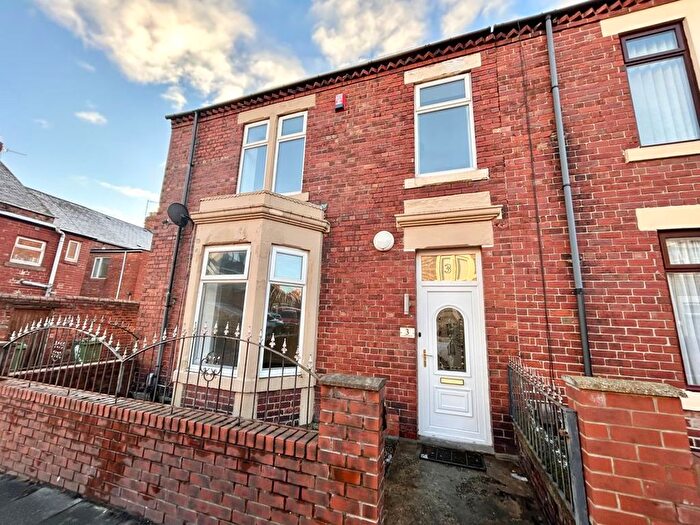 3 Bedroom End Terrace House For Sale In York Street, Pelaw, Gateshead, NE10