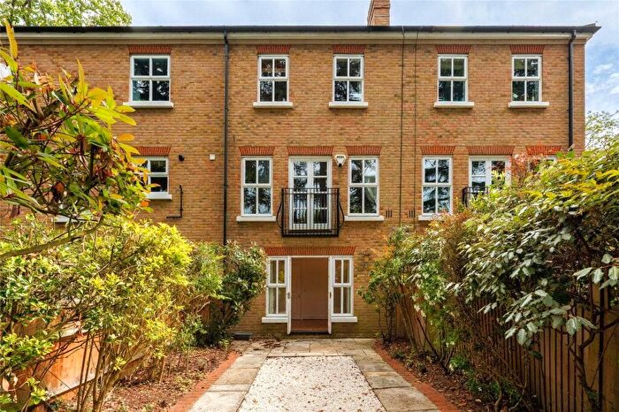 4 Bedroom Mews To Rent In The Laurels, Weybridge, Surrey, KT13