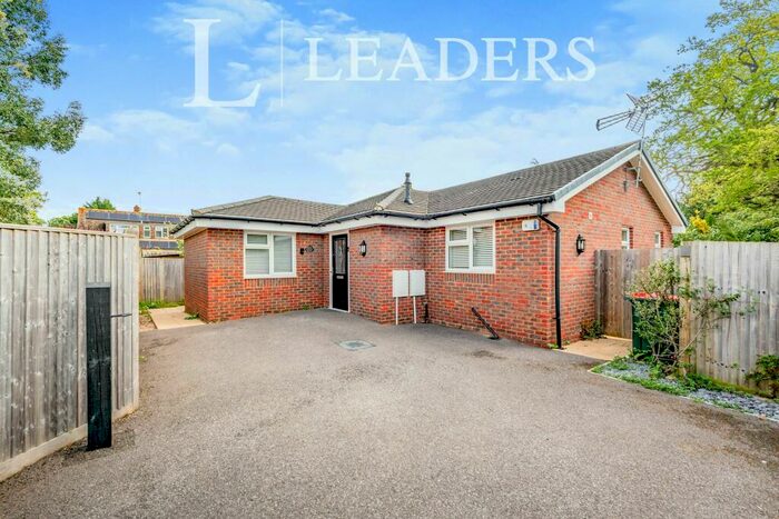 3 Bedroom Bungalow To Rent In Tushmore Crescent, RH10