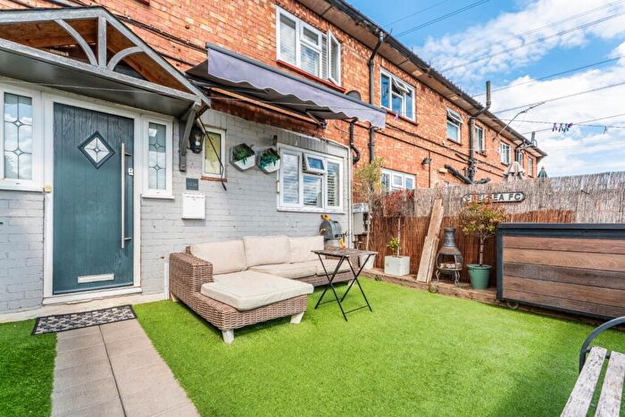 2 Bedroom Maisonette For Sale In Crayford Road, Crayford, Dartford, Kent, DA1