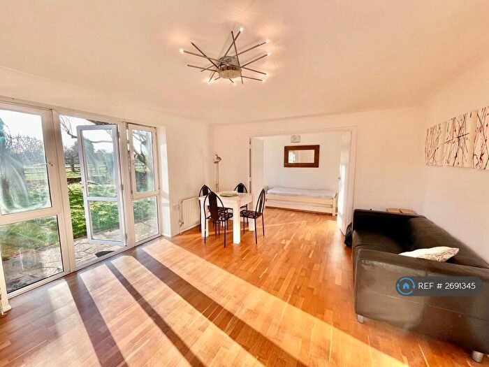 2 Bedroom Flat To Rent In Fawcett Road, Windsor, SL4