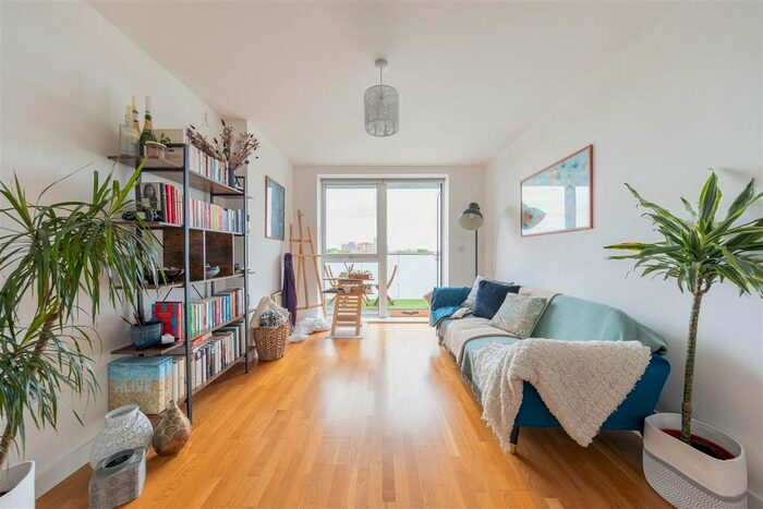 1 Bedroom Flat To Rent In Bathurst Square, London, N15