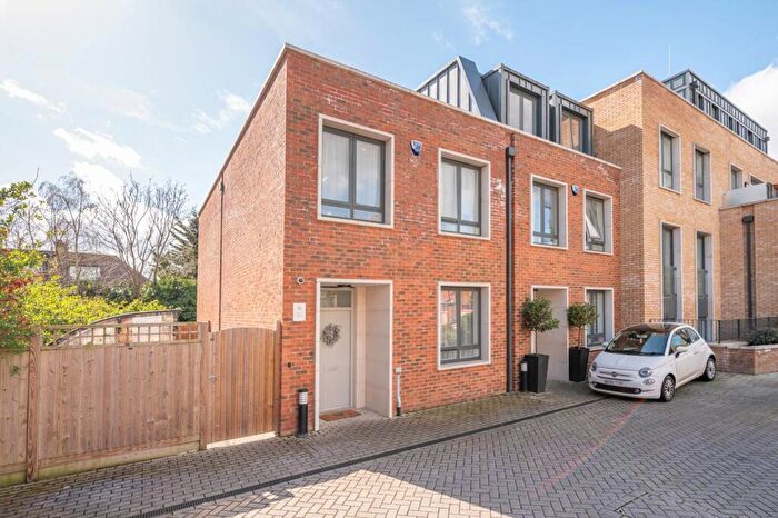 4 Bedroom End Of Terrace House For Sale In Church Walk, Hocroft Estate, London, NW2