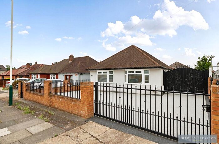4 Bedroom Bungalow For Sale In Harrow Crescent, Romford, RM3