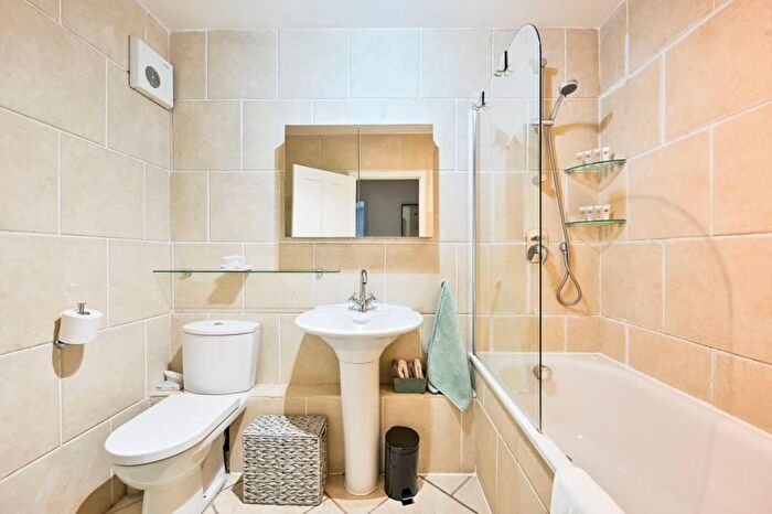 2 Bedroom Flat To Rent In Claydon House, Holders Hill Road, London Ls, Uk, London, NW4